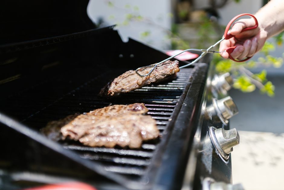 Ilustracja: Jak bezpiecznie czyścić grill po sezonie podczas czyszczenia tłuszczu i przypaleń